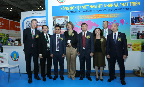 Gian hàng của Bộ NN&amp;PTNT “bắt mắt” khách giao dịch tại Vietnam Foodexpo 2018