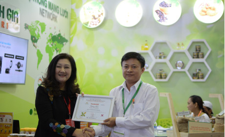 Vietnam Food Expo 2019 - Ấn tượng với sản phẩm chế biến sữa hạt từ công ty Huỳnh Gia