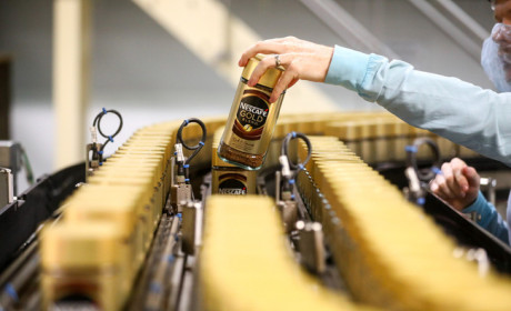 Giá hạt robusta cao nhất 4 năm và dịch bệnh diễn biến khiến các nhà rang xay lớn nhất thế giới phải lo lắng