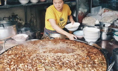 Nhà hàng nổi tiếng với nồi nước dùng ninh đi ninh lại gần 50 năm
