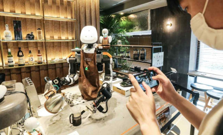 Người khuyết tật điều khiển robot phục vụ tại quán cà phê