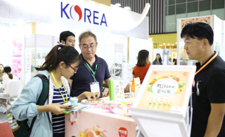 Trải nghiệm đa dạng sản phẩm nông sản, thực phẩm nước ngoài tại Vietnam Foodexpo 2018