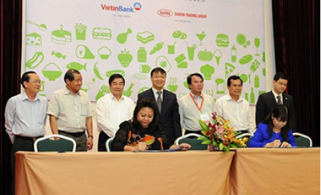 Nhiều hợp đồng tiêu thụ nông sản được ký tại Vietnam Foodexpo 2015